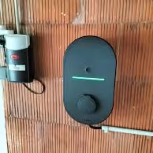 Installation d'une borne de recharge LEGRAND à l'entrée d'un garage