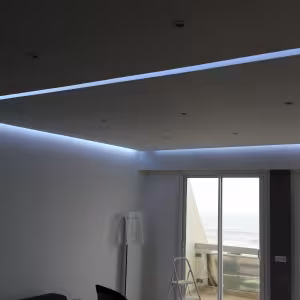 bandeau led encastré dans plafond