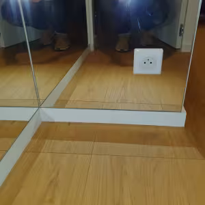 prise encastré dans miroir